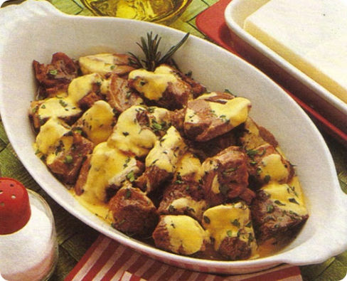 Agnello allo yogurt con curcumo e rosmarino.