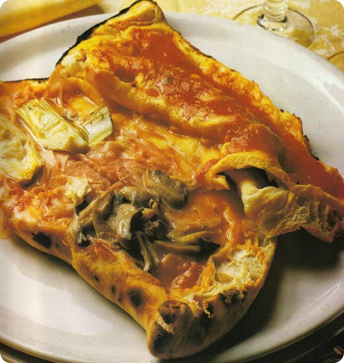 Calzone rustico con funghetti e carciofini.