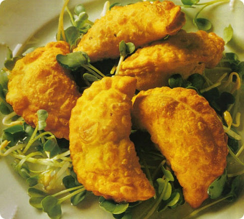 Panzerottini con mozarella e germogli misti.