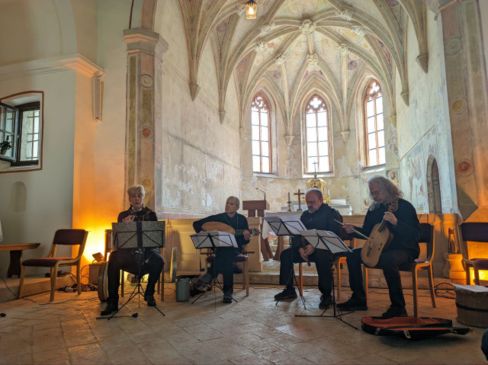Musica cortese esplora anche i canti del vino e delle taverne