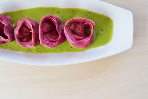 Tortelloni rossi con crema di piselli