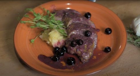 Petto di anatra con mele renette e salsa di mirtilli