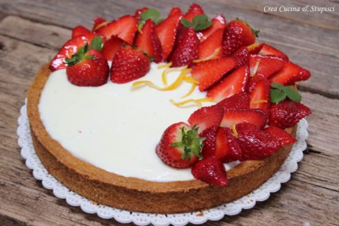 Crostata con crema allo yogurt e fragole