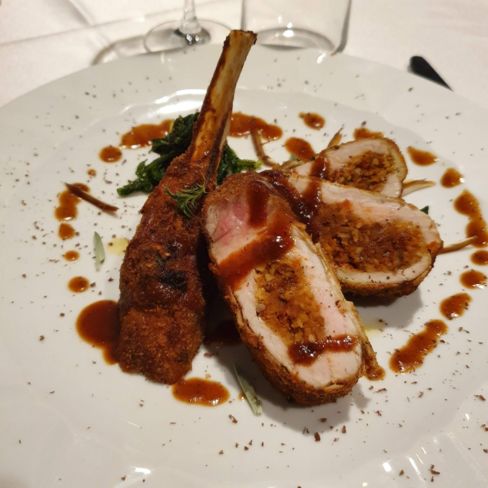 Costoletta di maiale con caciocavallo ragusano DOP pomodori secchi datteri e cioccolato fondente