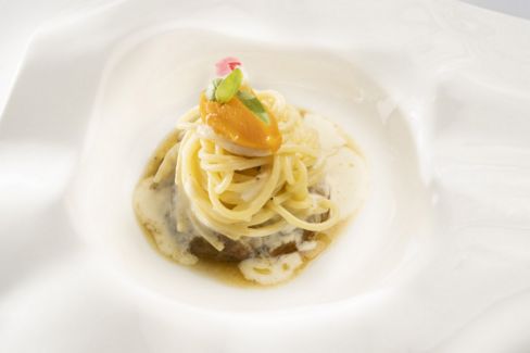 Spaghettone cacio e pepe con stracotto di manzo e pesto di carote