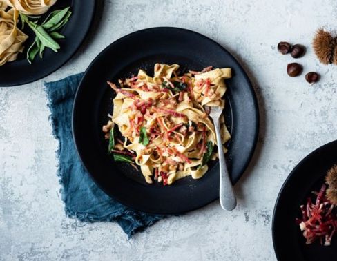 Tagliatelle con speck croccante e castagne