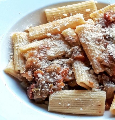 Ricetta rigatoni alla genovese, il primo piatto napoletano, semplice e corposo