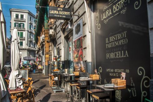 Ristoranti delivery: cosa provare a Napoli tra pizza, sfogliatelle e piatti