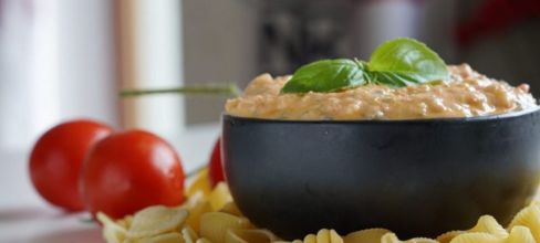 Ricetta pesto alla siciliana, i sapori tipici del mediterraneo in un condimento