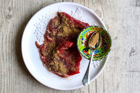 Tagliata di manzo marinato alla curcuma