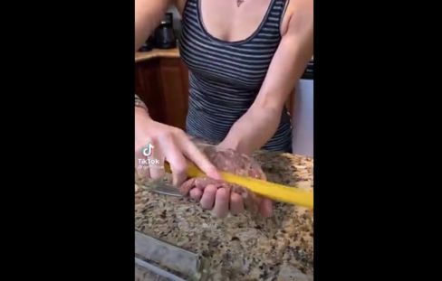 TikTok: l’improbabile ricetta degli spaghetti-hamburger con caramelle