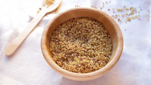Bicchierini di bulgur, quinoa, tofu e fagiolini