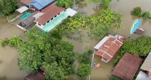 Thailandia: paramotoristi lanciano il cibo dal cielo nelle zone colpite dall’alluvione