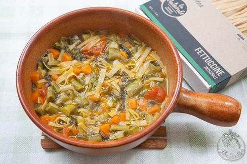 Minestrone di verdure (quasi) del terrazzo con fettuccine integrali