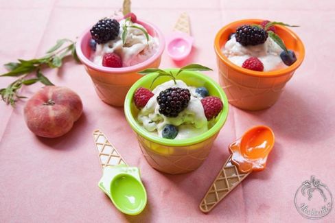 Frozen yogurt pesca ed erba cedrina con frutti di bosco