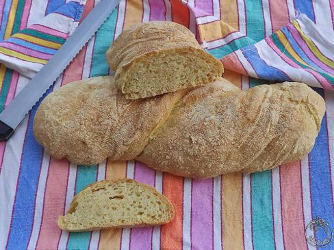 Pane attorcigliato con semola e senza impasto (pain torsadé)