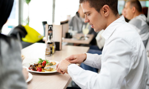 Quali sono le abitudini degli italiani in pausa pranzo?