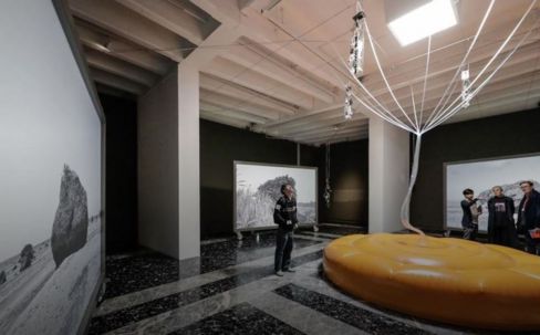 L’uovo primordiale e le tendenze estetiche del futuro alla Biennale Arte di Venezia