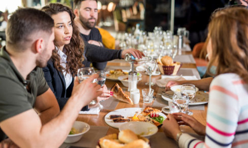 Mangiare in compagnia: quali sono i benefici?