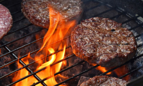 Tu vuo’ fa’ ll’americano: la vera storia dell’hamburger