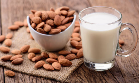 Latte di mandorla: la produzione intensiva può essere dannosa per le api?