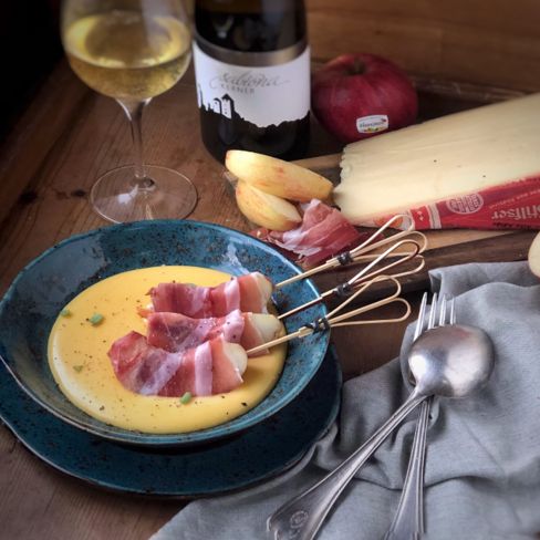 Spiedini di mela e speck con fonduta di formaggio Stelvio