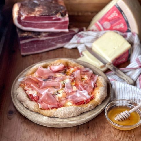 PIZZA INTEGRALE CON SPECK ALTO ADIGE IGP E FORMAGGIO STELVIO DOP