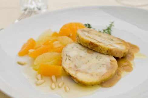 Coscia di cappone ai pinoli su insalata di agrumi