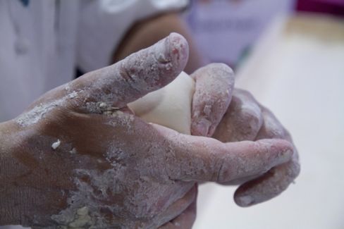 Pizza fatta in casa: ricetta e regole dell’impasto fatto bene