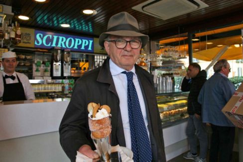 Contagi in Campania. L’obbligo di mascherina all’aperto è segnale negativo