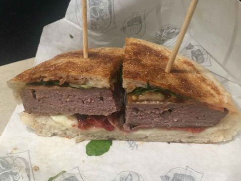 Hamburger vegano: non può chiamarsi così se è carne finta. Decide la UE