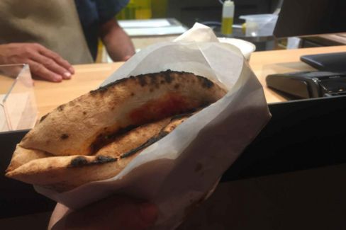Una Bancarella napoletana a Milano: la pizza a portafoglio di Crosta Lab