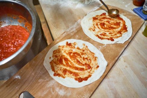 Pizza napoletana: ricetta con le modifiche necessarie per farla in casa