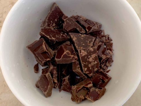 Riso soffiato e cioccolato, la ricetta light dei cestini dolci con fragole