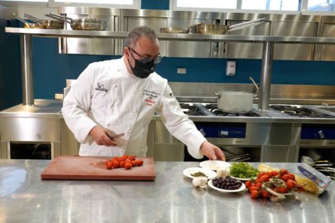 Linguine olive e capperi, la ricetta del piatto che salva sempre il Natale