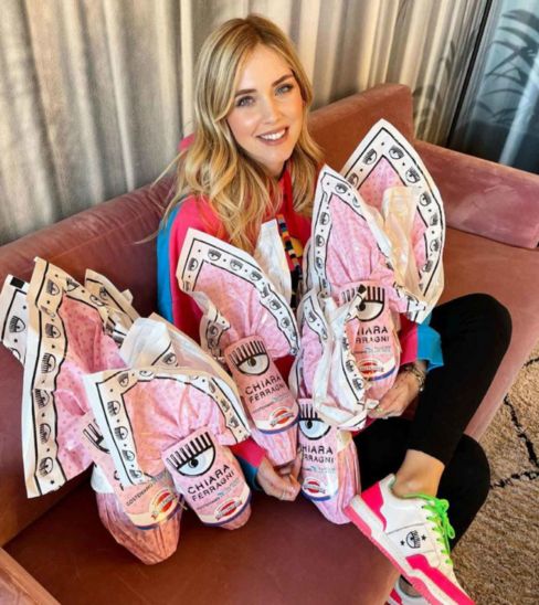 Pasqua 2021. Chiara Ferragni prepara l’uovo per I Bambini delle Fate