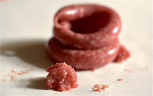 Salsiccia di Bra: mangiarla cruda o no dopo l’arresto dei macellai per solfiti