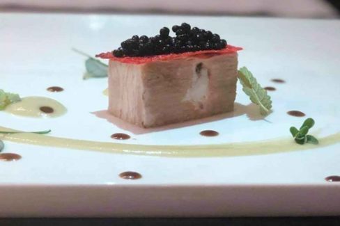 Manzo in oliocottura. Ricetta da fare a casa con perle di aceto balsamico