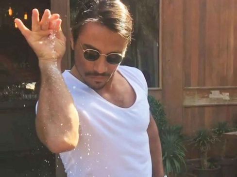 Salt Bae apre il ristorante a Dallas tra polemiche e senza mascherine