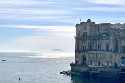 Palazzo Petrucci in guerra a Posillipo per la spiaggia più buona di Napoli