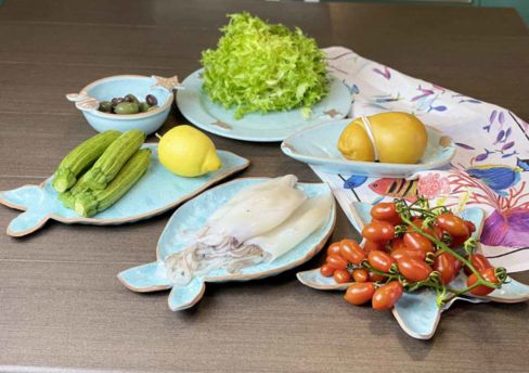 Calamari ripieni, la ricetta in padella con due  farciture di verdure