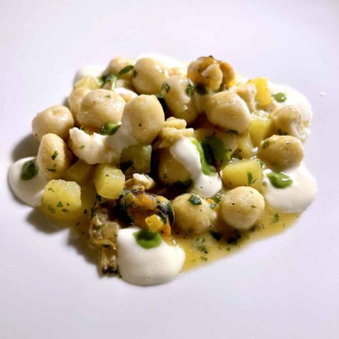 La giovane cucina del ristorante Il Corbezzolo a Ischia